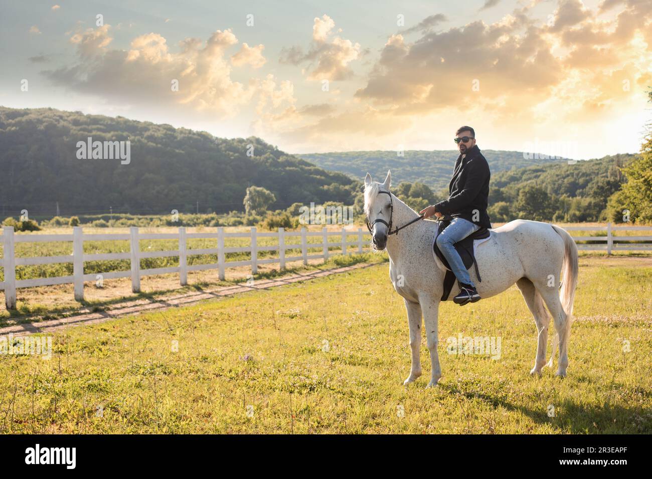 Il giovane è a cavallo in una fattoria Foto Stock