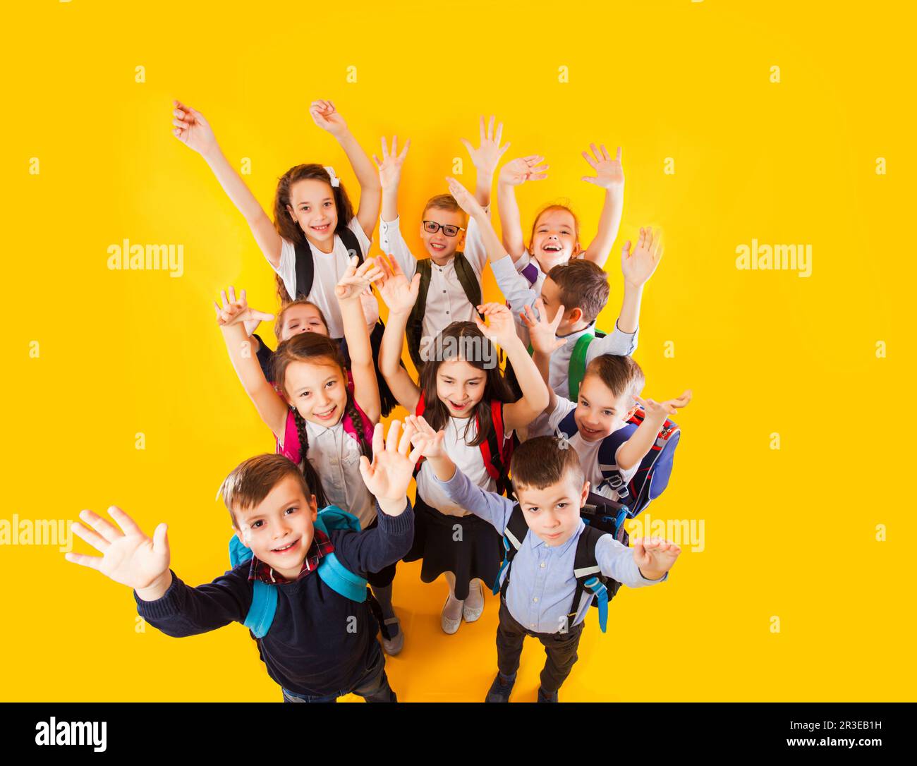 Gruppo di bambini, ragazzi e ragazze, pronti a scuola Foto Stock