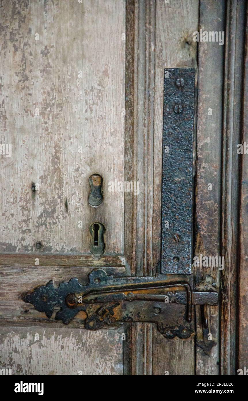 Serratura della porta di ferro a Haddon Hall, Bakewell, Peak District, Derbyshire, Regno Unito Foto Stock