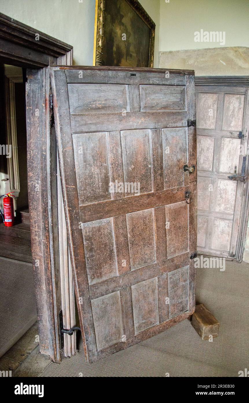 Insolita porta di quercia incernierata a Haddon Hall, Bakewell, Peak District, Derbyshire, Regno Unito Foto Stock