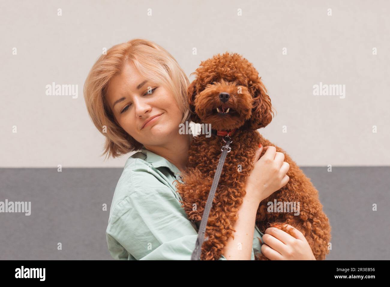 Concetto padre PET. Ritratto di donna con cane carino Foto Stock