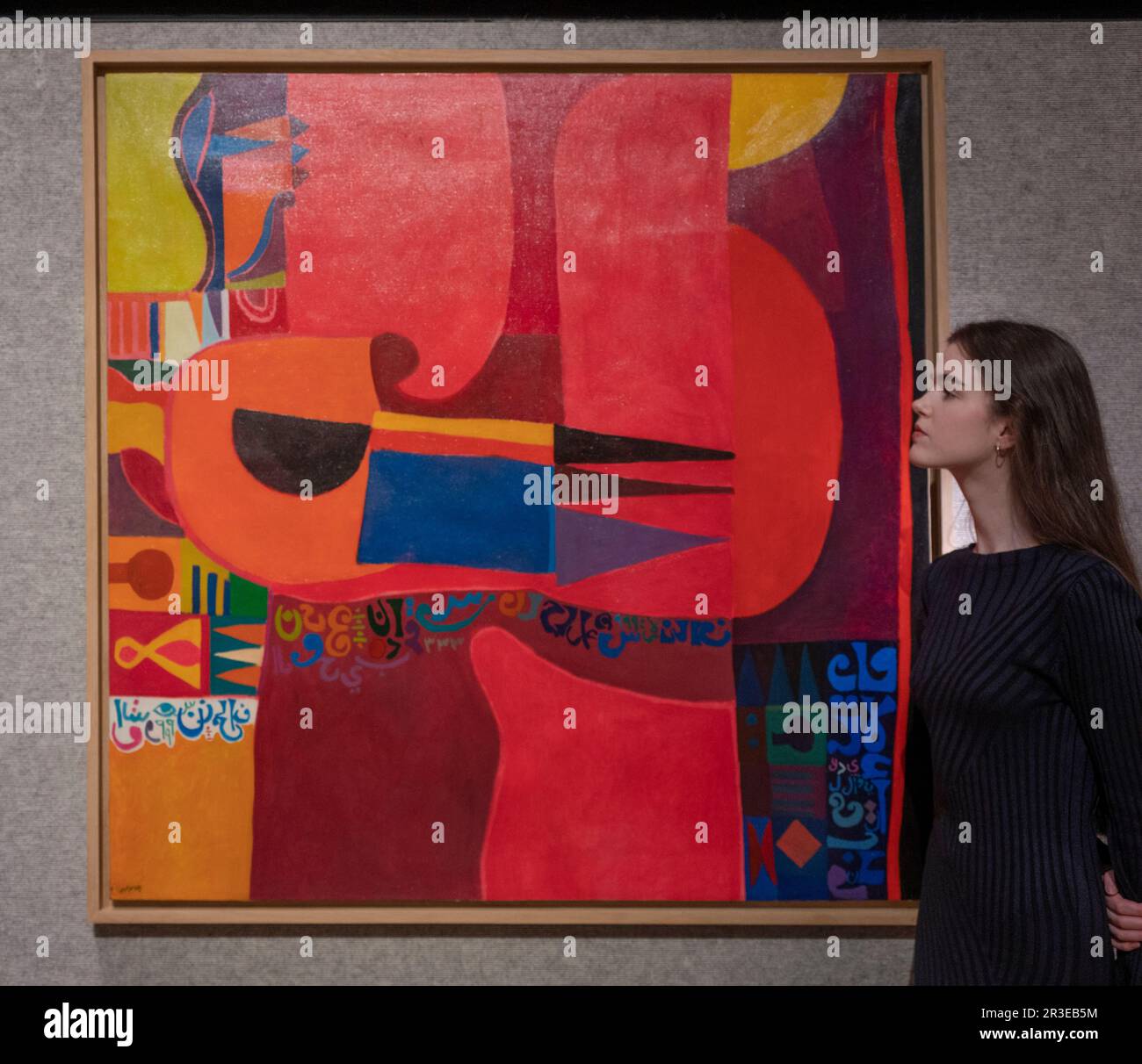 Bonhams, Londra, Regno Unito. 23rd maggio, 2023. Il 24 maggio si svolge il Modern & Contemporary Middle Eastern Art sale. Immagine: Dia Azzawi (Iraq, nato nel 1939), composizione rossa. Stima £50.000 - 80.000 £. Credit: Malcolm Park/Alamy Live News Foto Stock
