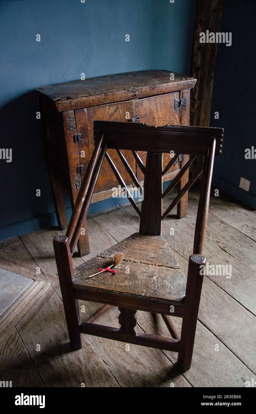 Sedia in rovere con sedile in vimini presso Haddon Hall, Bakewell, Peak District, Derbyshire, Regno Unito Foto Stock