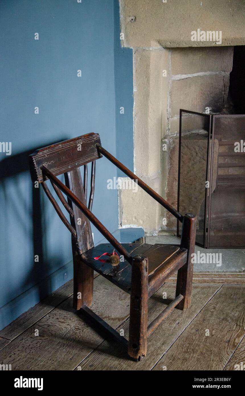 Sedia in rovere con sedile in vimini presso Haddon Hall, Bakewell, Peak District, Derbyshire, Regno Unito Foto Stock