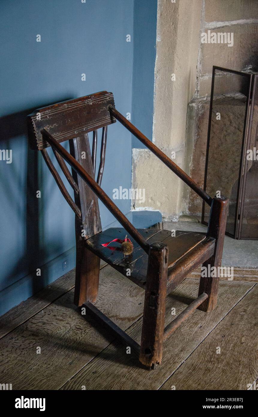 Sedia in rovere con sedile in vimini presso Haddon Hall, Bakewell, Peak District, Derbyshire, Regno Unito Foto Stock