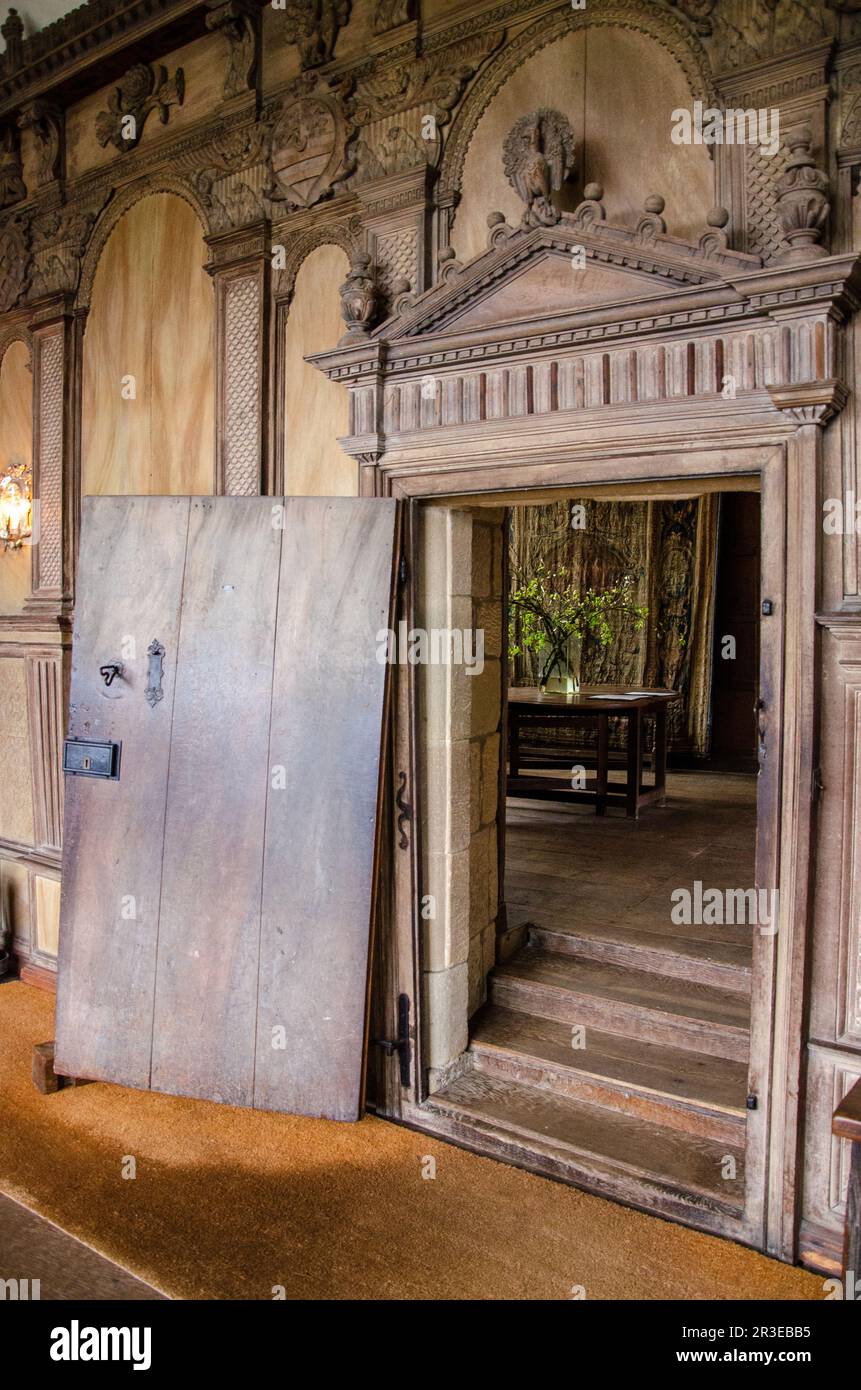 Insolita porta di quercia incernierata a Haddon Hall, Bakewell, Peak District, Derbyshire, Regno Unito Foto Stock