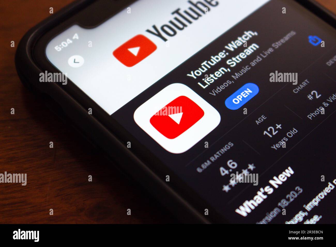 Icona dell'app YouTube visualizzata in un App Store sullo schermo di un iPhone. YouTube è una piattaforma statunitense di condivisione video online e social media di proprietà di Google. Foto Stock