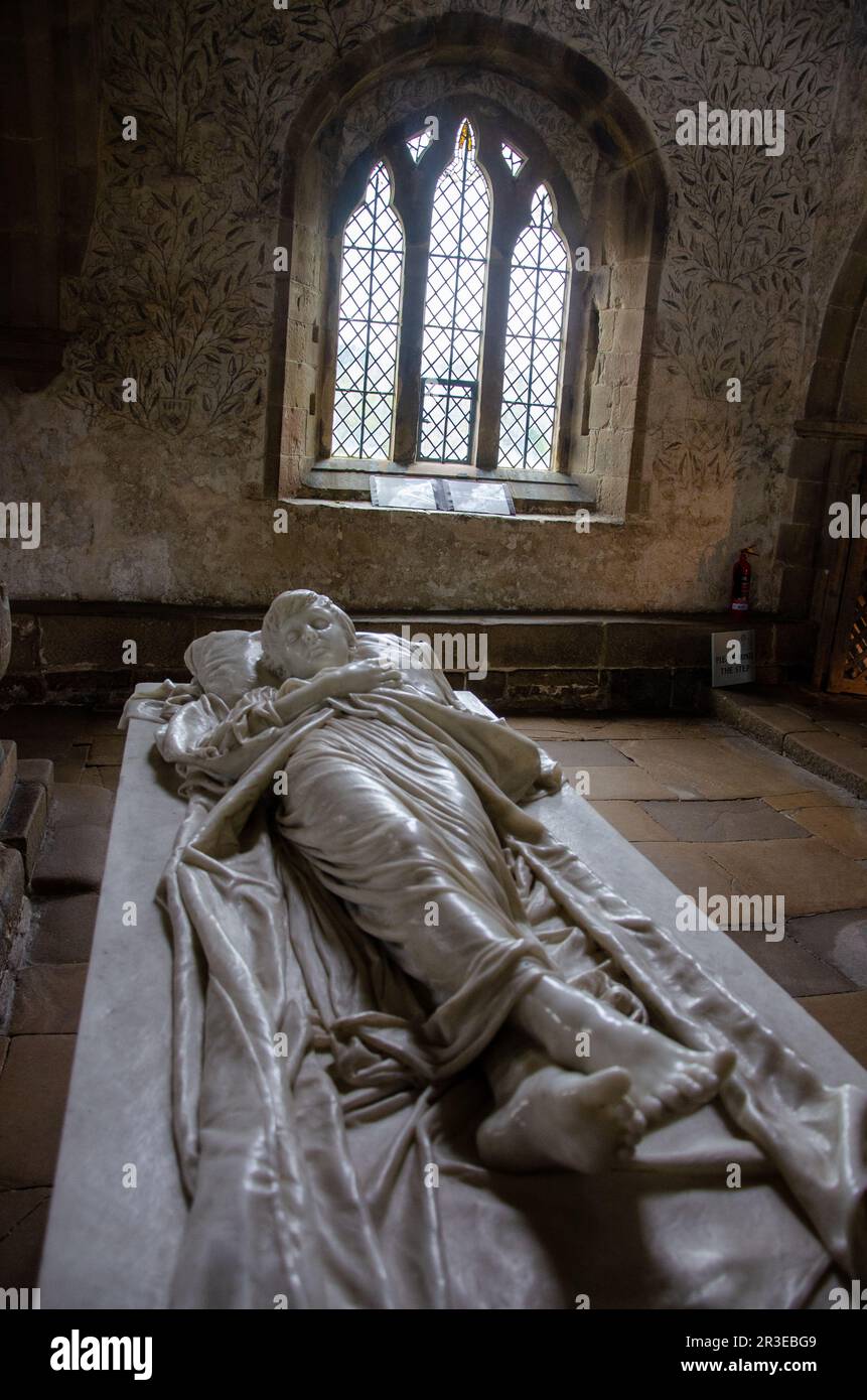 Effigie marmoree del giovane Signore Haddon, morto nel 1894 all'età di 9 anni, Haddon Hall Chapel, Bakewell, Peak District, Derbyshire, REGNO UNITO Foto Stock
