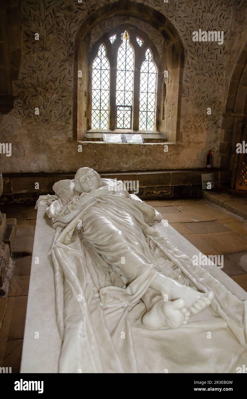 Effigie marmoree del giovane Signore Haddon, morto nel 1894 all'età di 9 anni, Haddon Hall Chapel, Bakewell, Peak District, Derbyshire, REGNO UNITO Foto Stock