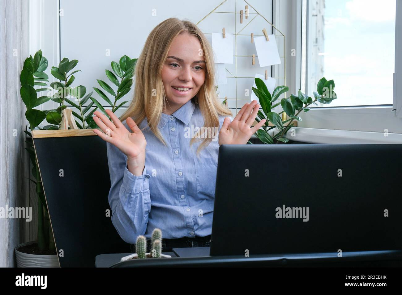 Giovane donna che lavora su un computer a casa, calcolando esspenze mensili, facendo bilancio casa. Donna d'affari che lavora su di lei la Foto Stock