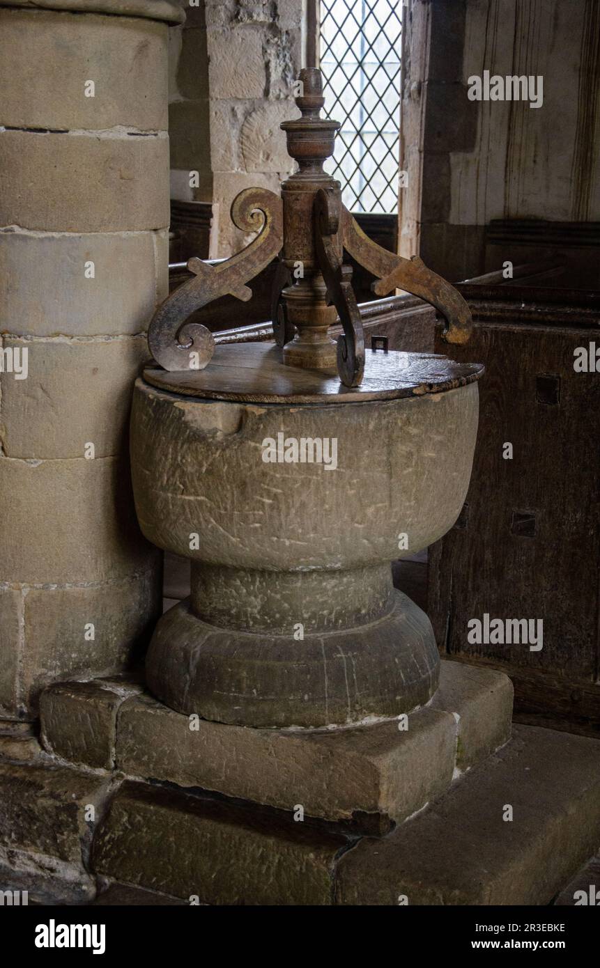 Norman font in Haddon Hall Chapel, Bakewell, Peak District, Derbyshire, Regno Unito Foto Stock
