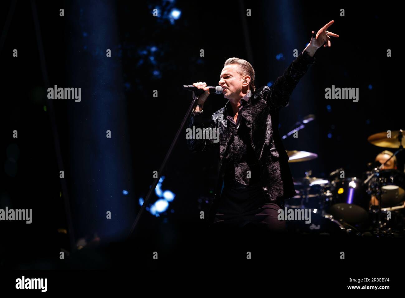 Dave Gahan della band britannica Depeche Mode si esibisce durante un concerto come parte del Memento Mori World Tour 2023 alla Friends Arena di Stoccolma, Svezia, o Foto Stock