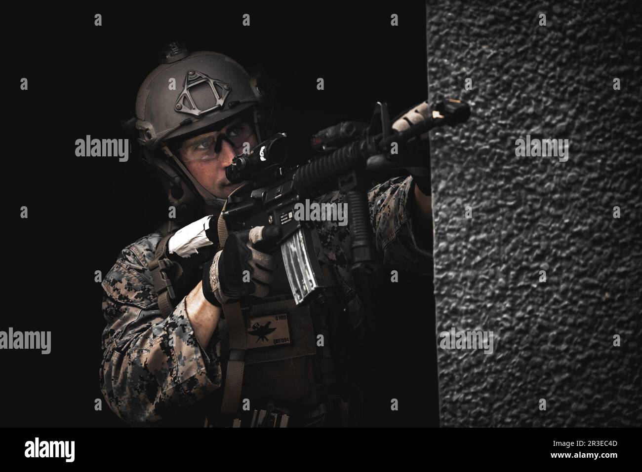 Carolina del Nord, Stati Uniti. 15th maggio, 2023. STATI UNITI Marines e le forze Armate finlandesi iniziano a fare tappa all'Outdoor Fantry Immersion Trainer OIIT. STATI UNITI Marines ha lavorato insieme a partner e alleati. L'OITT ha fornito a Marines e ai partner internazionali una formazione realistica basata su scenari, creando un ambiente completamente coinvolgente utilizzando attori di ruolo, pirotecnici, esperti in materia, generatori di suoni e odori. Credito: USA Marines/ZUMA Wire/Alamy Live News Foto Stock