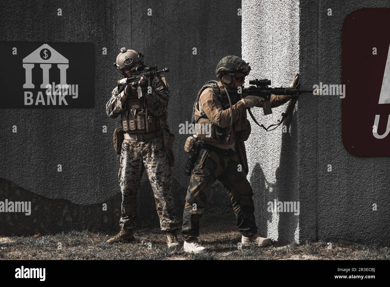 Carolina del Nord, Stati Uniti. 15th maggio, 2023. STATI UNITI Marines e le forze Armate finlandesi iniziano a fare tappa all'Outdoor Fantry Immersion Trainer OIIT. STATI UNITI Marines ha lavorato insieme a partner e alleati. L'OITT ha fornito a Marines e ai partner internazionali una formazione realistica basata su scenari, creando un ambiente completamente coinvolgente utilizzando attori di ruolo, pirotecnici, esperti in materia, generatori di suoni e odori. Credito: USA Marines/ZUMA Wire/Alamy Live News Foto Stock