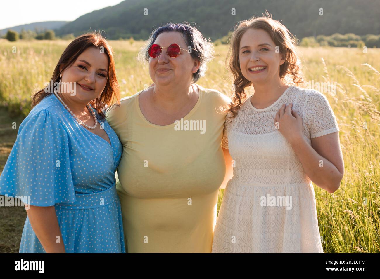 Le amiche felici si abbracciano nella natura Foto Stock