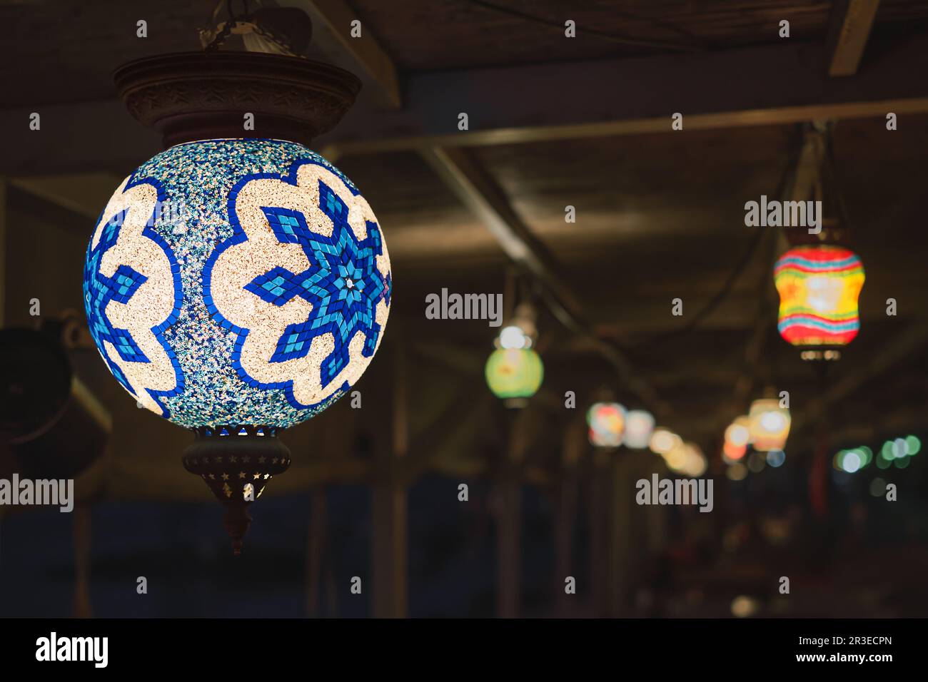 Lampada tradizionale turca blu o lanterna fatta a mano, focalizzazione selettiva sulla lanterna, sfondo sfocato, lanterne souvenir popolari nel bar serale Foto Stock