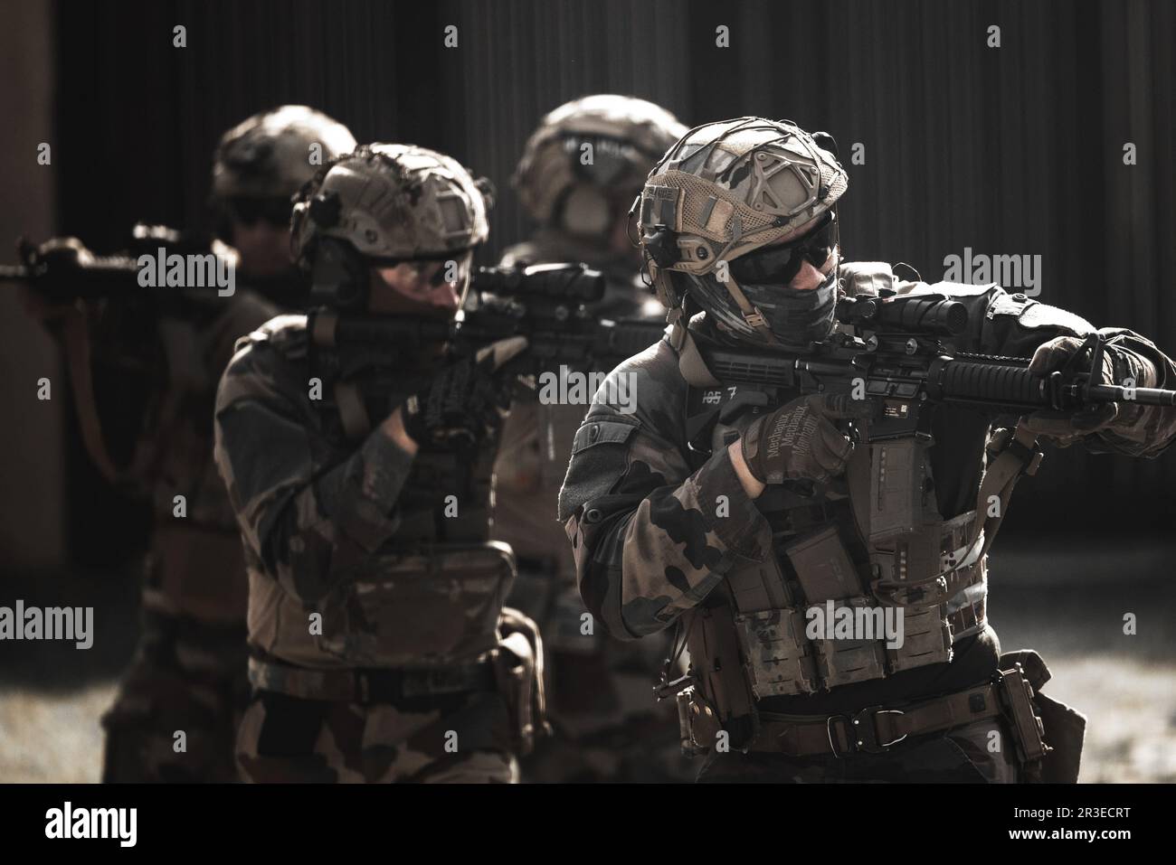 Carolina del Nord, Stati Uniti. 15th maggio, 2023. STATI UNITI Marines e le forze Armate finlandesi iniziano a fare tappa all'Outdoor Fantry Immersion Trainer OIIT. STATI UNITI Marines ha lavorato insieme a partner e alleati. L'OITT ha fornito a Marines e ai partner internazionali una formazione realistica basata su scenari, creando un ambiente completamente coinvolgente utilizzando attori di ruolo, pirotecnici, esperti in materia, generatori di suoni e odori. Credito: USA Marines/ZUMA Wire/Alamy Live News Foto Stock