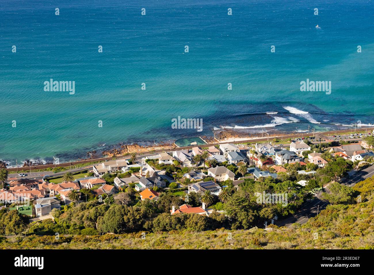 Vista elevata della città costiera di St James a False Bay, Città del Capo Foto Stock