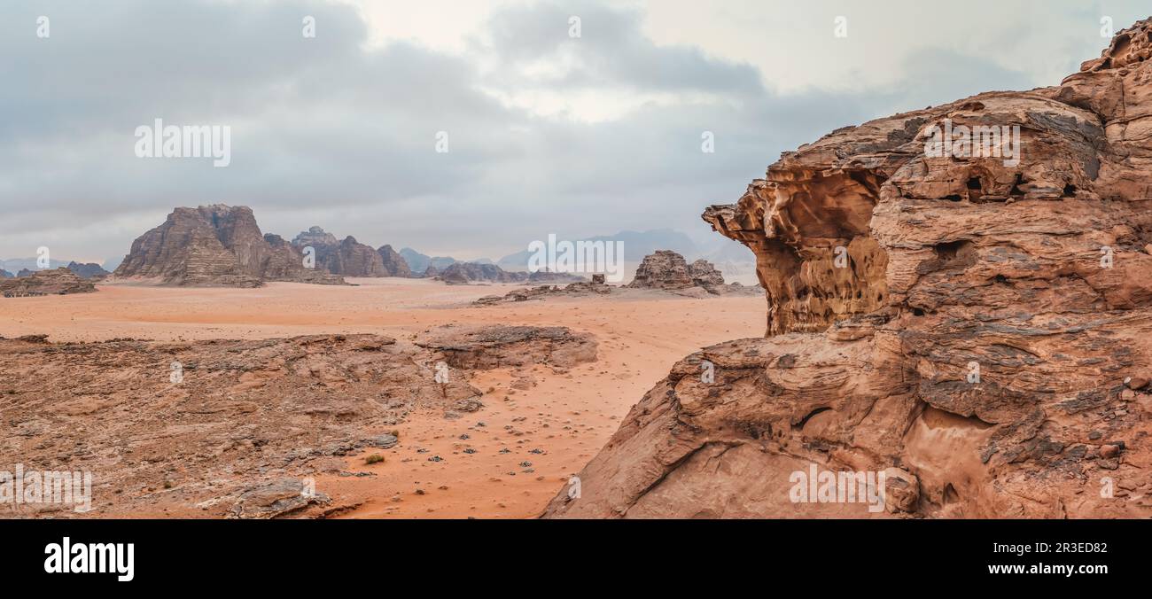 Rosso arancio Marte come paesaggio in Giordania Wadi Rum deserto, montagne sfondo, sovrastato mattina. Questa località è stata utilizzata come set per molte ficti di scienza Foto Stock