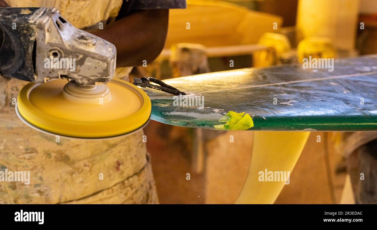 Un Shaper da tavola di un artigiano africano che lavora in un'officina di riparazione Foto Stock