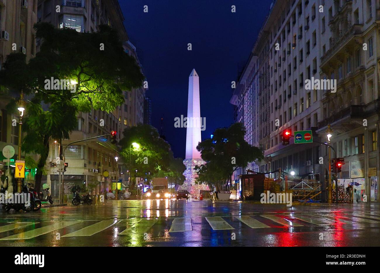 pioggia sull'obelisco di buenos aires di notte Foto Stock
