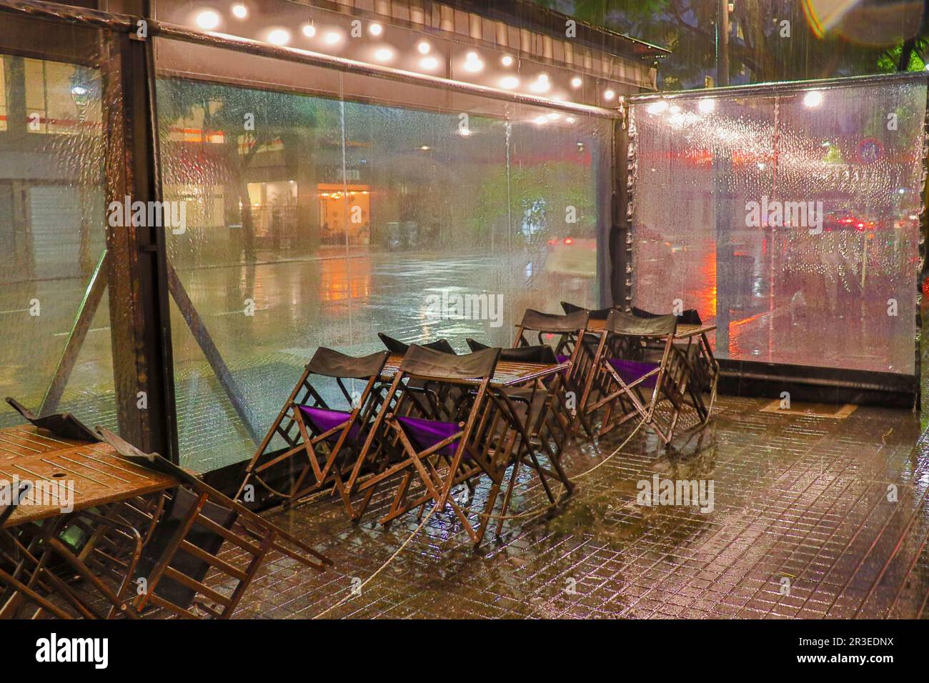 Le sedie di un ristorante a Buenos Aires sono chiuse a causa della pioggia Foto Stock