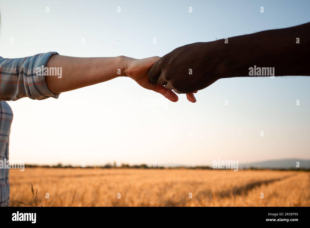 Concetto di cultura diversificata. Mani uomo nero e donna bianca Foto Stock