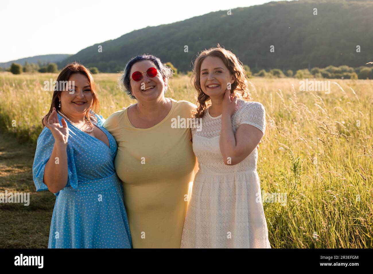 Le amiche felici si abbracciano nella natura Foto Stock