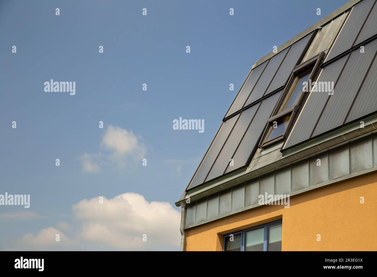 Casa moderna con pannelli solari blu sul tetto - energia sostenibile Foto Stock