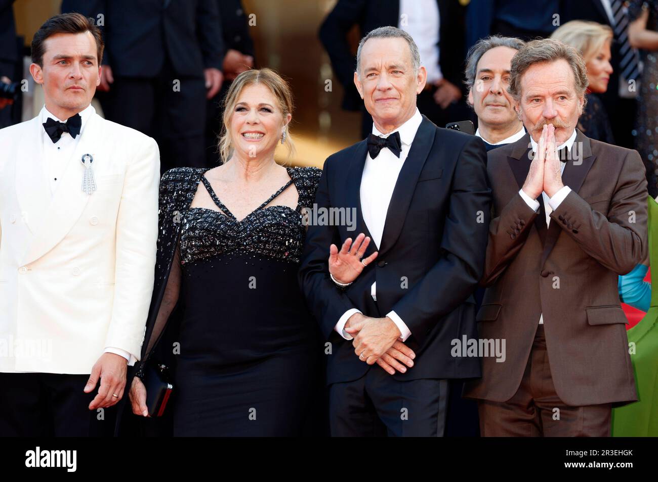 Rupert Friend, Rita Wilson, Tom Hanks, Alexandre Desplat und Bryan Cranston bei der Premiere des Kinofilms 'Asteroid City' auf dem Festival de Cannes 2023 / 76. Internationale Filmfestspiele von Cannes im Palais des Festivals. Cannes, 23.05.2023 Foto Stock