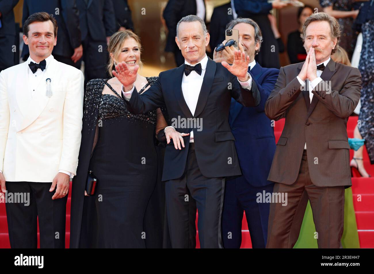 Rupert Friend, Rita Wilson, Tom Hanks, Alexandre Desplat und Bryan Cranston bei der Premiere des Kinofilms 'Asteroid City' auf dem Festival de Cannes 2023 / 76. Internationale Filmfestspiele von Cannes im Palais des Festivals. Cannes, 23.05.2023 Foto Stock