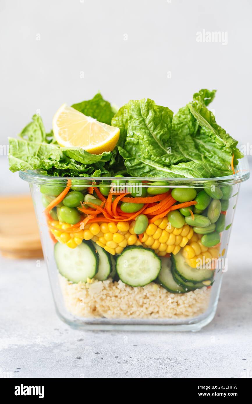 Scatola di vetro con insalata di verdure crude fresche. Preparazione di ricette salutari. Piatti vegani sani in contenitore di vetro. Vegetariano c Foto Stock