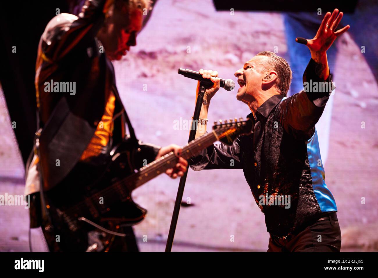 Martin Gore e Dave Gahan della band britannica Depeche Mode si esibisce durante un concerto come parte del Memento Mori World Tour 2023 alla Friends Arena di Stoc Foto Stock