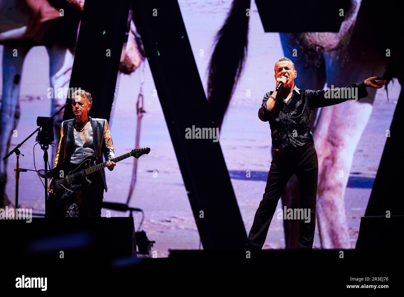 STOCCOLMA 20230523 Martin Gore och Dave Gahan i brittiska syntpopbandet Depeche Mode Under en konsert i Friends Arena Under deras Memento Mori World T. Foto Stock