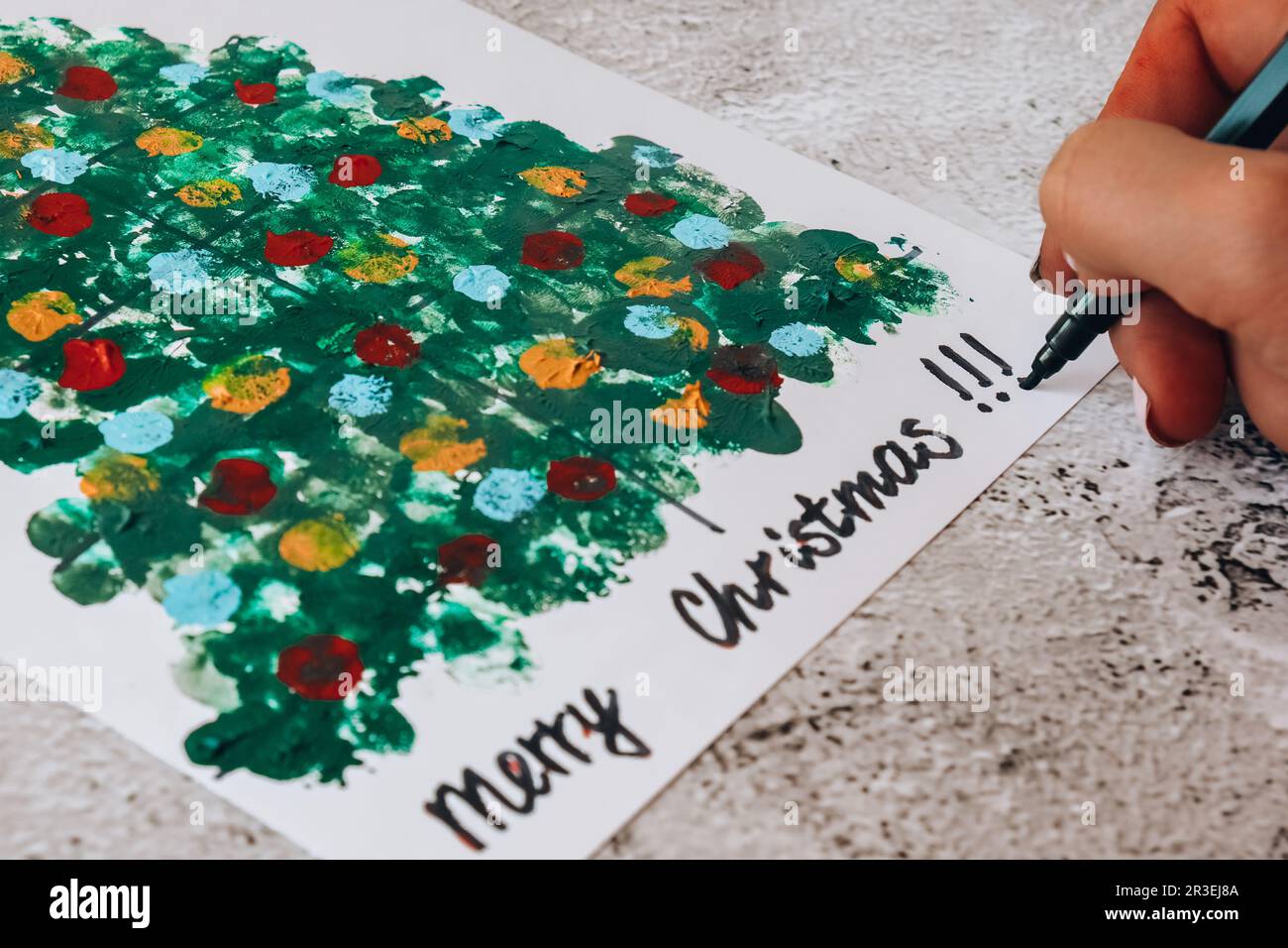 Fai da te biglietto di auguri artigianato artigianale in vacanza per i bambini. Dipingere con le dita Merry albero di Natale. Passo dopo passo. Felice N Foto Stock