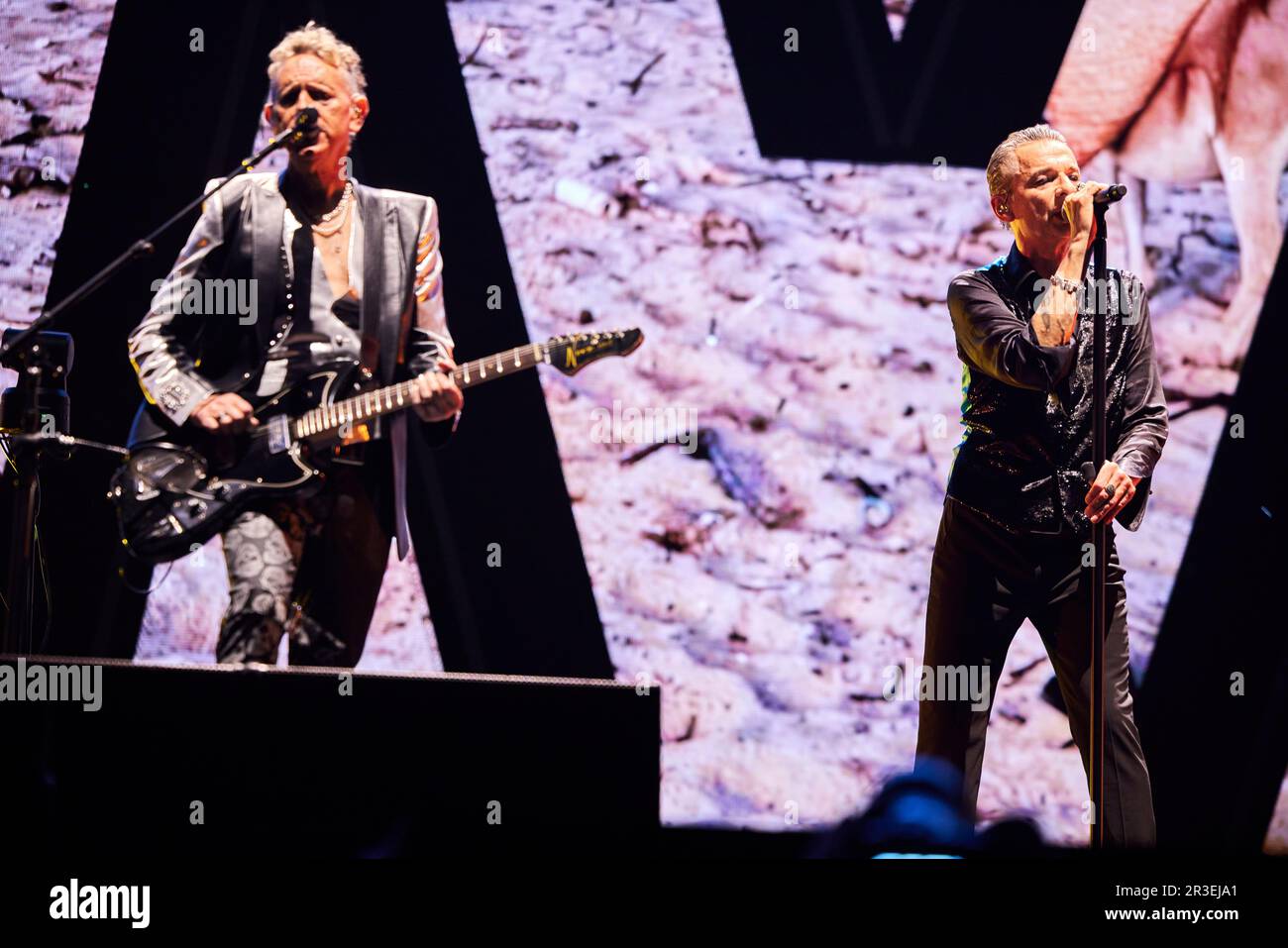 STOCCOLMA 20230523 Martin Gore och Dave Gahan i brittiska syntpopbandet Depeche Mode Under en konsert i Friends Arena Under deras Memento Mori World T. Foto Stock