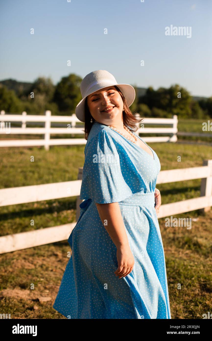 Donna candida in cappello in campagna godersi l'estate Foto Stock