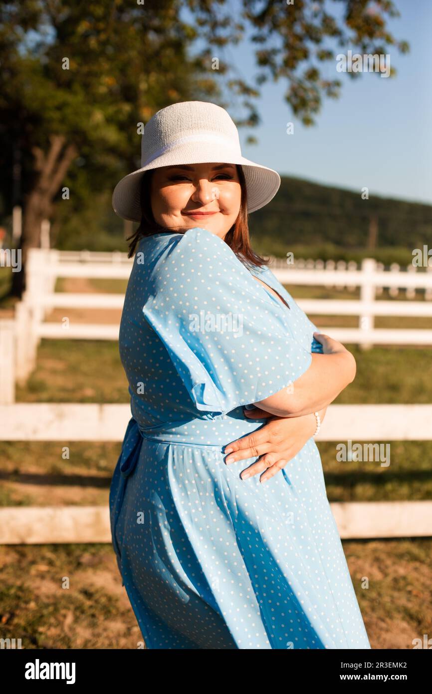 Donna candida in cappello in campagna godersi l'estate Foto Stock