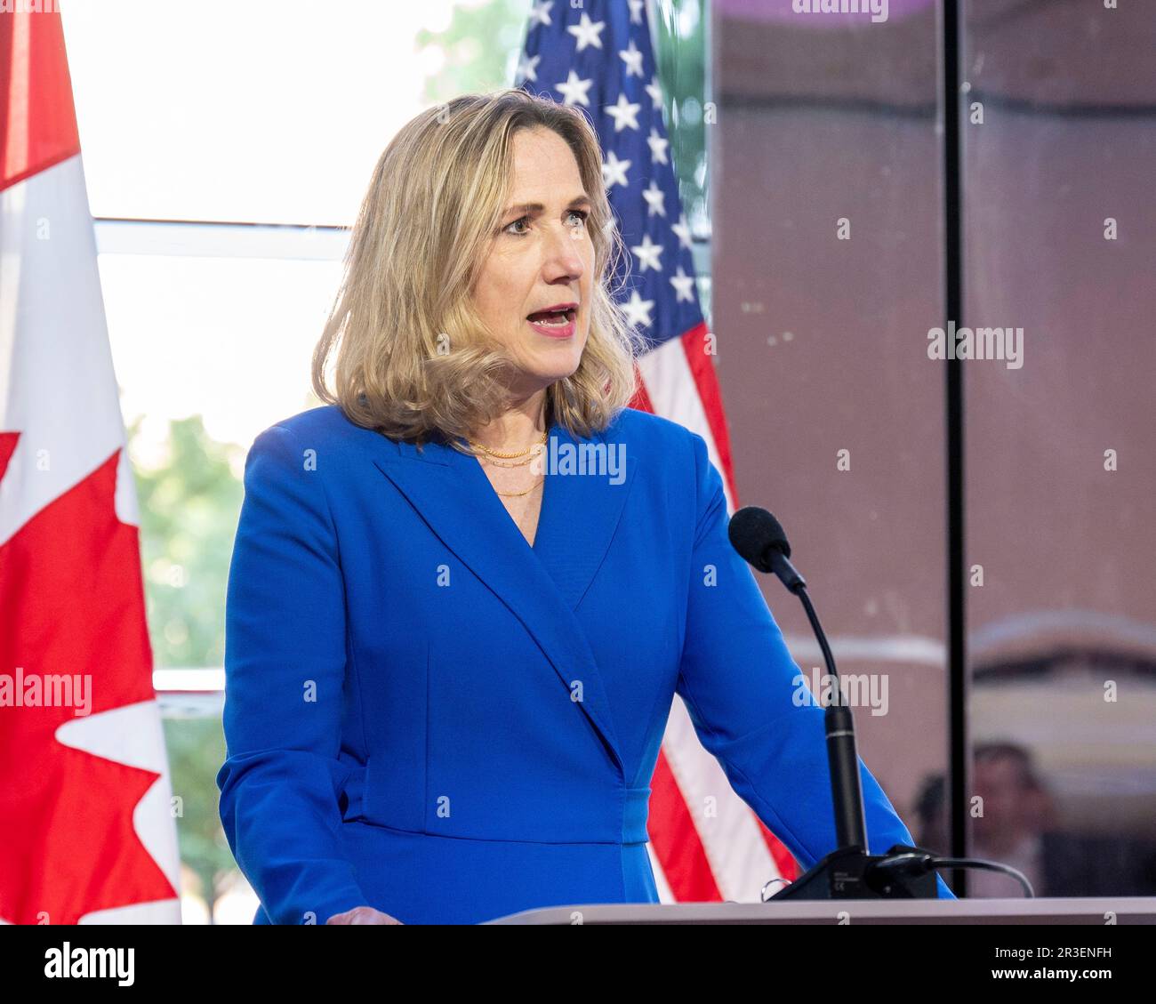 Washington, Stati Uniti. 17 maggio, 2023. Ambasciatore canadese negli Stati Uniti Kirsten Hillman, consegna le sue osservazioni durante un ricevimento per i membri del primo equipaggio Artemis II presso l'Ambasciata canadese, 17 maggio 2023 a Washington, D.C. La missione Artemis II sulla Luna comprende l'astronauta dell'Agenzia spaziale Canadese Jeremy Hansen e tre astronauti della NASA. Credit: Keegan Barber/NASA/Alamy Live News Foto Stock