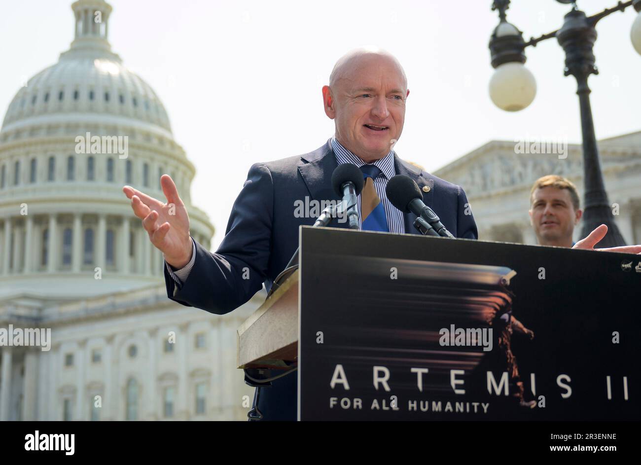 Washington, Stati Uniti. 18 maggio, 2023. Il senatore e l'ex astronauta Mark Kelly, D-AZ, risponde a una domanda durante una conferenza stampa per discutere la prossima missione sulla luna a Capitol Hill, 18 maggio 2023 a Washington, D.C. Gli astronauti Jeremy Hansen, Victor Glover, Reid Wiseman e Christina Hammock Koch hanno visitato il Congresso per informare i membri della missione sulla luna. Credit: Bill Ingalls/NASA/Alamy Live News Foto Stock