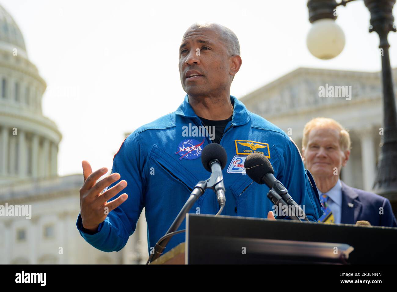 Washington, Stati Uniti. 18 maggio, 2023. L'astronauta di Artemis II Victor Glover risponde a una domanda durante una conferenza stampa per discutere la prossima missione sulla luna a Capitol Hill, 18 maggio 2023 a Washington, D.C. Gli astronauti Jeremy Hansen, Victor Glover, Reid Wiseman e Christina Hammock Koch hanno visitato il Congresso per informare i membri della missione sulla luna. Credit: Bill Ingalls/NASA/Alamy Live News Foto Stock