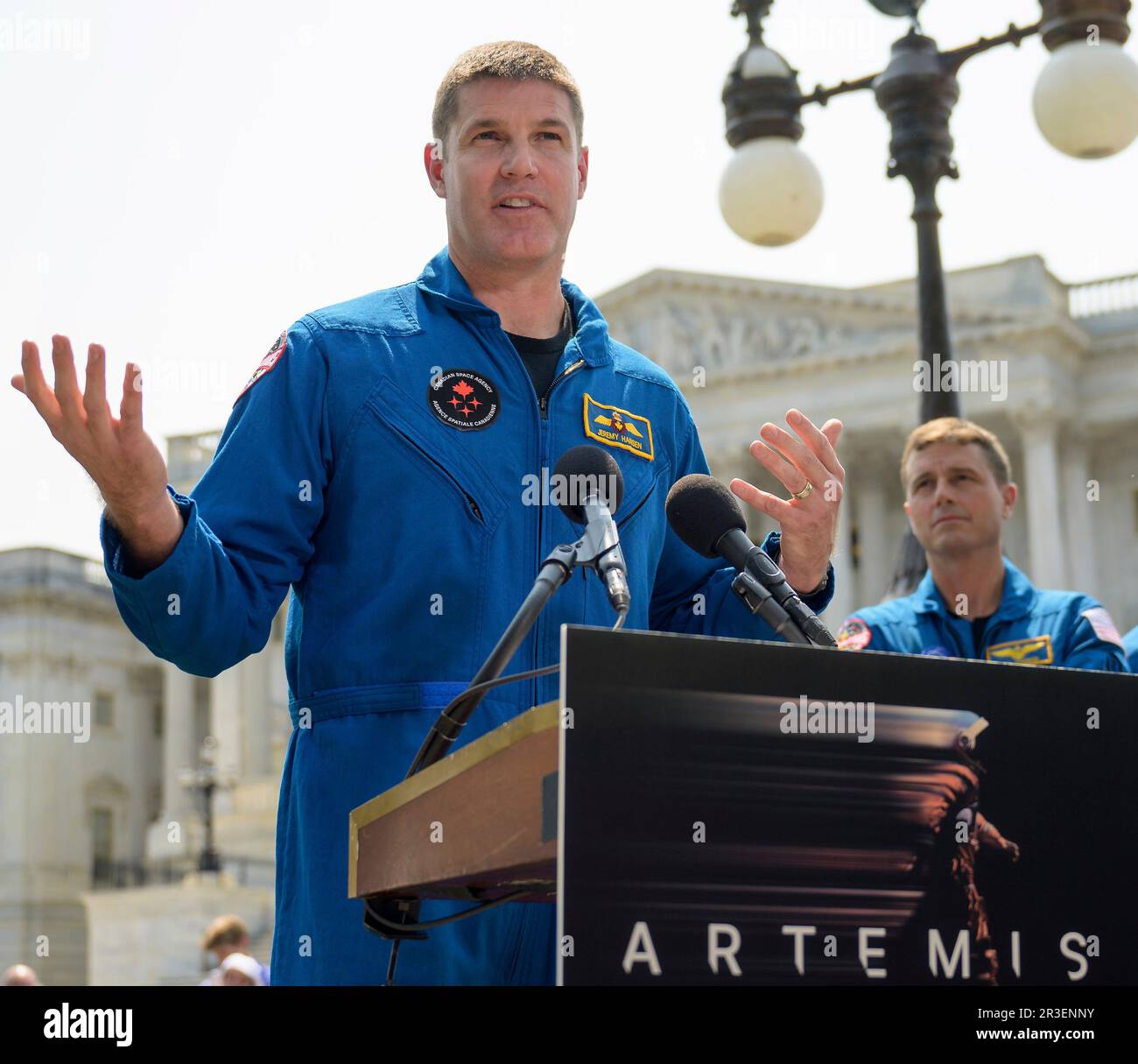 Washington, Stati Uniti. 18 maggio, 2023. Jeremy Hansen, astronauta canadese di Artemis II, risponde a una domanda durante una conferenza stampa per discutere la prossima missione sulla luna a Capitol Hill, 18 maggio 2023 a Washington, D.C. Gli astronauti Jeremy Hansen, Victor Glover, Reid Wiseman e Christina Hammock Koch hanno visitato il Congresso per informare i membri della missione sulla luna. Credit: Bill Ingalls/NASA/Alamy Live News Foto Stock