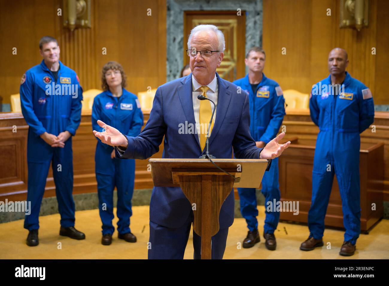 Washington, Stati Uniti. 17 maggio, 2023. STATI UNITI Il senatore Jerry Moran, R-KS, esprime le sue osservazioni durante un incontro e un saluto con il Congresso per discutere la prossima missione lunare presso il Dirksen Senate Office Building, 17 maggio 2023 a Washington, D.C. Gli astronauti Jeremy Hansen, Victor Glover, Reid Wiseman e Christina Hammock Koch hanno visitato il Congresso per informare i membri della missione sulla luna. Credit: Bill Ingalls/NASA/Alamy Live News Foto Stock