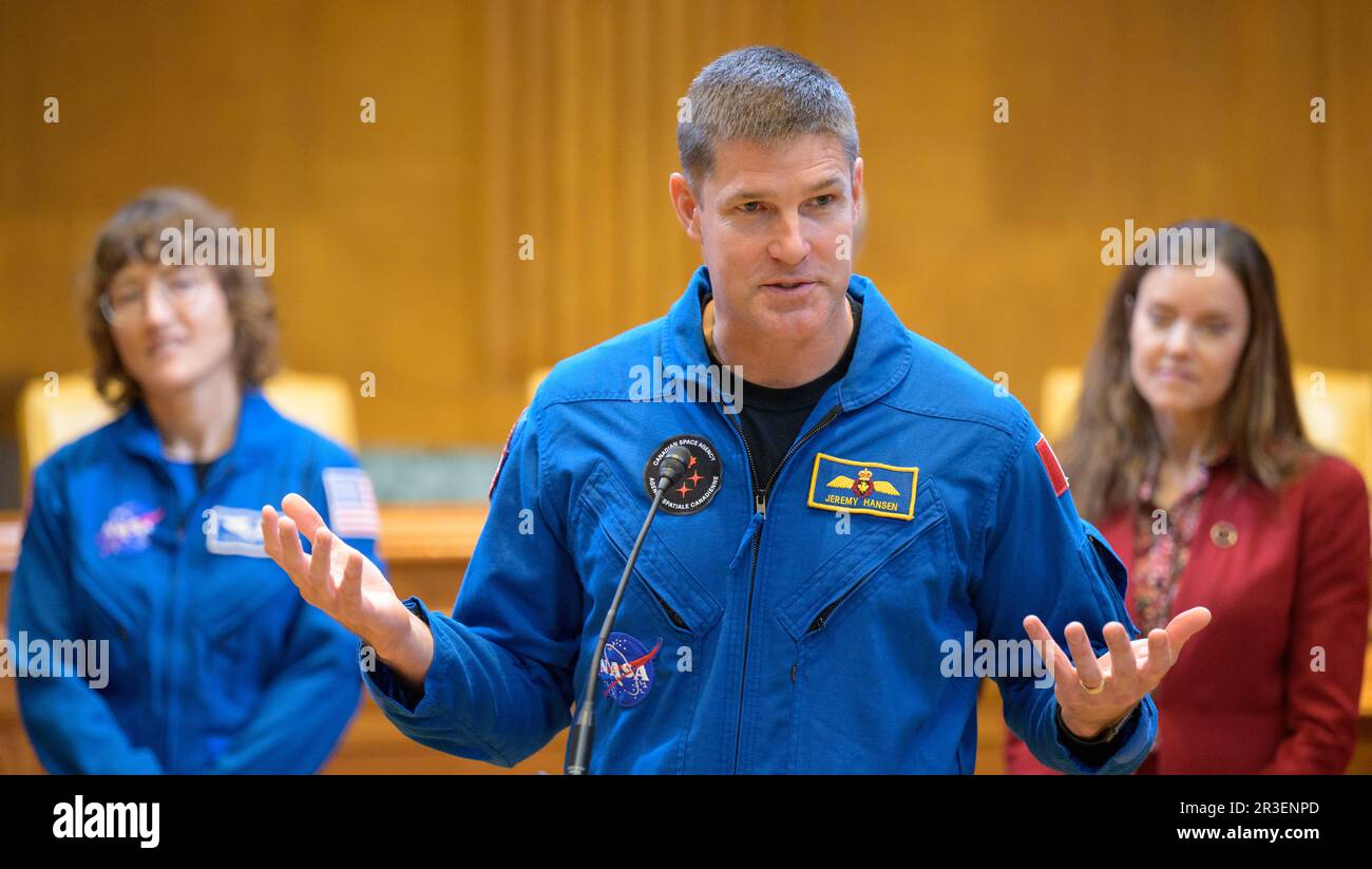 Washington, Stati Uniti. 17 maggio, 2023. Jeremy Hansen, astronauta canadese di Artemis II, risponde a una domanda durante un incontro e un saluto con il Congresso per discutere la prossima missione lunare al Dirksen Senate Office Building, 17 maggio 2023 a Washington, D.C. Gli astronauti Jeremy Hansen, Victor Glover, Reid Wiseman e Christina Hammock Koch hanno visitato il Congresso per informare i membri della missione sulla luna. Credit: Bill Ingalls/NASA/Alamy Live News Foto Stock