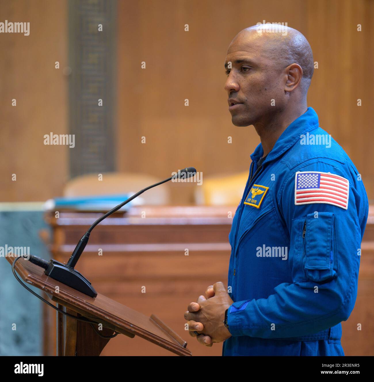 Washington, Stati Uniti. 17 maggio, 2023. Victor Glover, astronauta della NASA Artemis II, risponde a una domanda durante un incontro e un saluto con il Congresso per discutere la prossima missione lunare al Dirksen Senate Office Building, 17 maggio 2023 a Washington, D.C. Gli astronauti Jeremy Hansen, Victor Glover, Reid Wiseman e Christina Hammock Koch hanno visitato il Congresso per informare i membri della missione sulla luna. Credit: Bill Ingalls/NASA/Alamy Live News Foto Stock