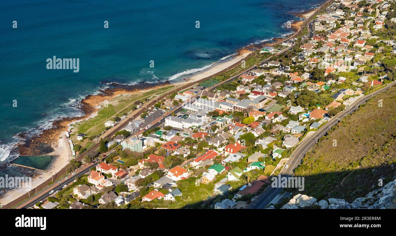 Vista elevata della città costiera di St James a False Bay, Città del Capo Foto Stock