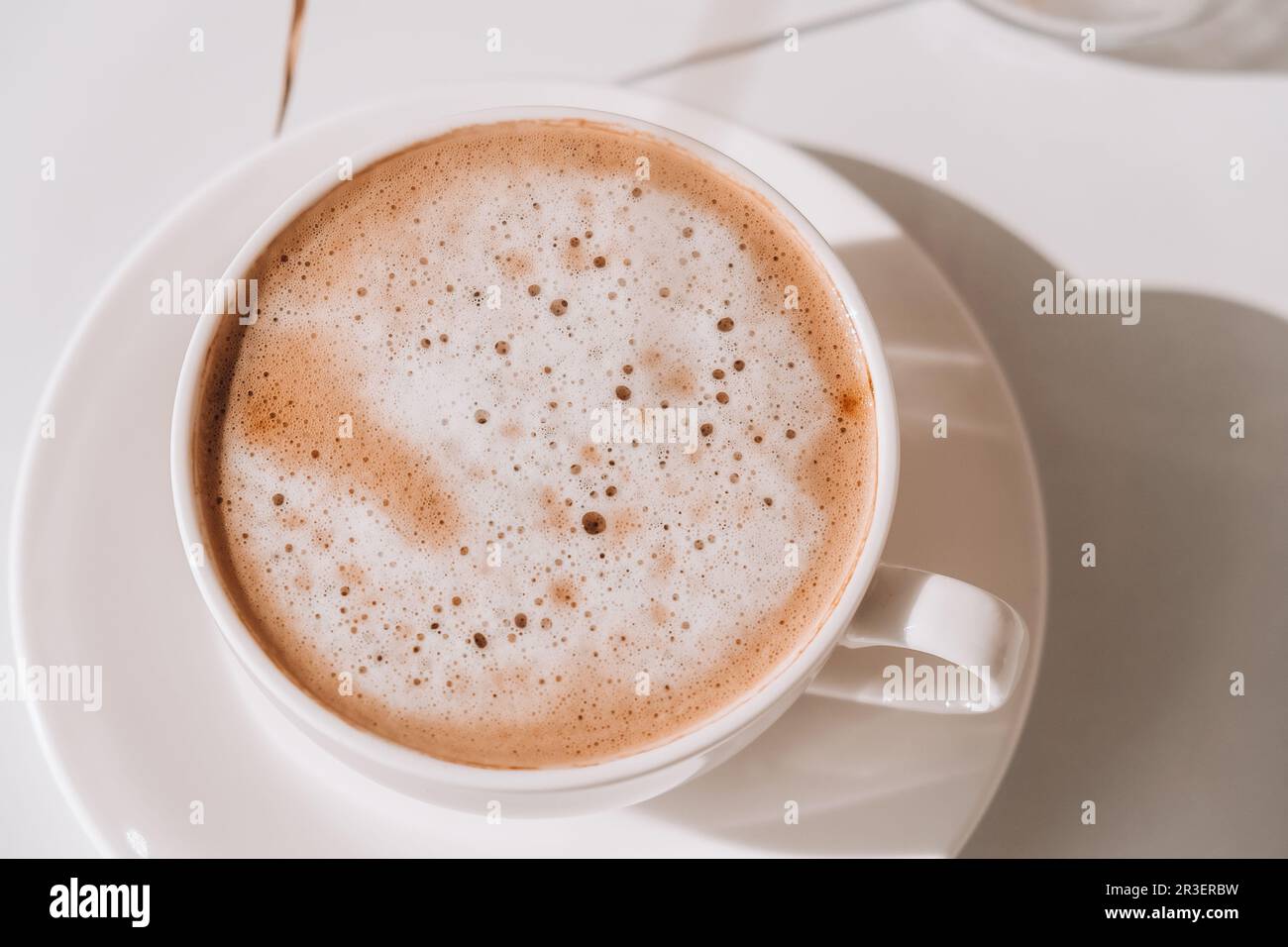 Erba di Pampas e tazza bianca con caffè. Bere cappuccino la mattina della colazione a casa. Disposizione piatta. Sfondo. Estetica Foto Stock