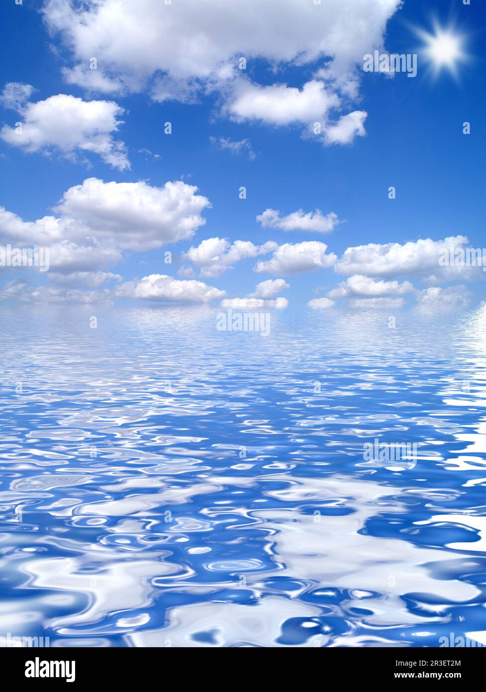 Giorno di sole luminoso, cielo blu con nuvole bianche Foto Stock