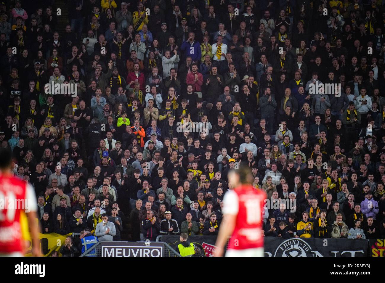 Breda, Paesi Bassi. 23rd maggio, 2023. BREDA, PAESI BASSI - MAGGIO 23: I fan del NAC Breda rendono omaggio all'ex giocatore neodefunto di NAC Breda Hans van den Dungen durante il primo turno di Keuken Kampioen Divisie Playoffs prima tappa tra NAC Breda e MVV Maastricht al Rat Verlegh Stadion il 23 maggio, 2023 a Breda, Olanda (Foto di Rene Nijhuis/Orange Pictures) Credit: Orange Pics BV/Alamy Live News Foto Stock