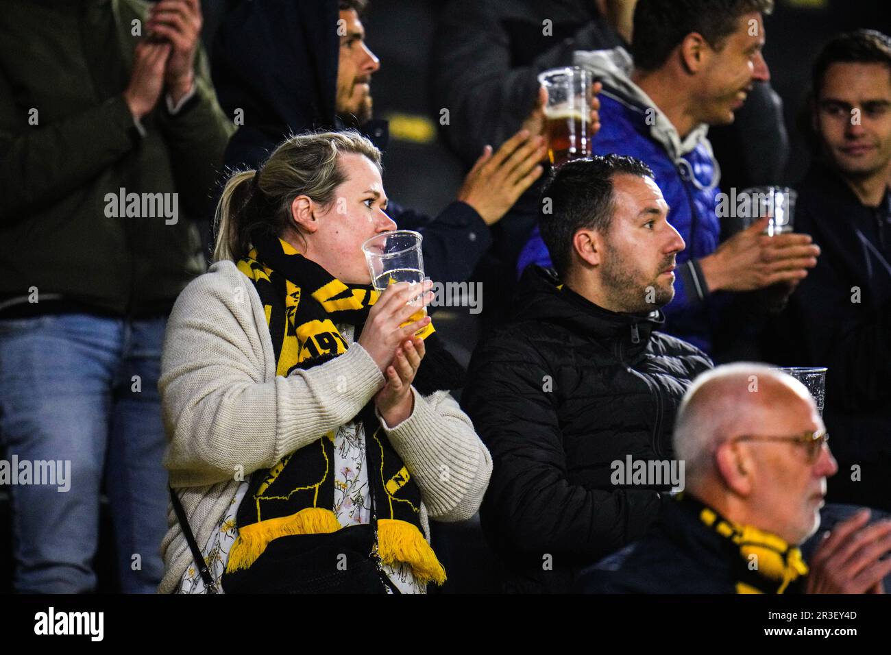 Breda, Paesi Bassi. 23rd maggio, 2023. BREDA, PAESI BASSI - MAGGIO 23: I fan del NAC Breda rendono omaggio all'ex giocatore neodefunto di NAC Breda Hans van den Dungen durante il primo turno di Keuken Kampioen Divisie Playoffs prima tappa tra NAC Breda e MVV Maastricht al Rat Verlegh Stadion il 23 maggio, 2023 a Breda, Olanda (Foto di Rene Nijhuis/Orange Pictures) Credit: Orange Pics BV/Alamy Live News Foto Stock